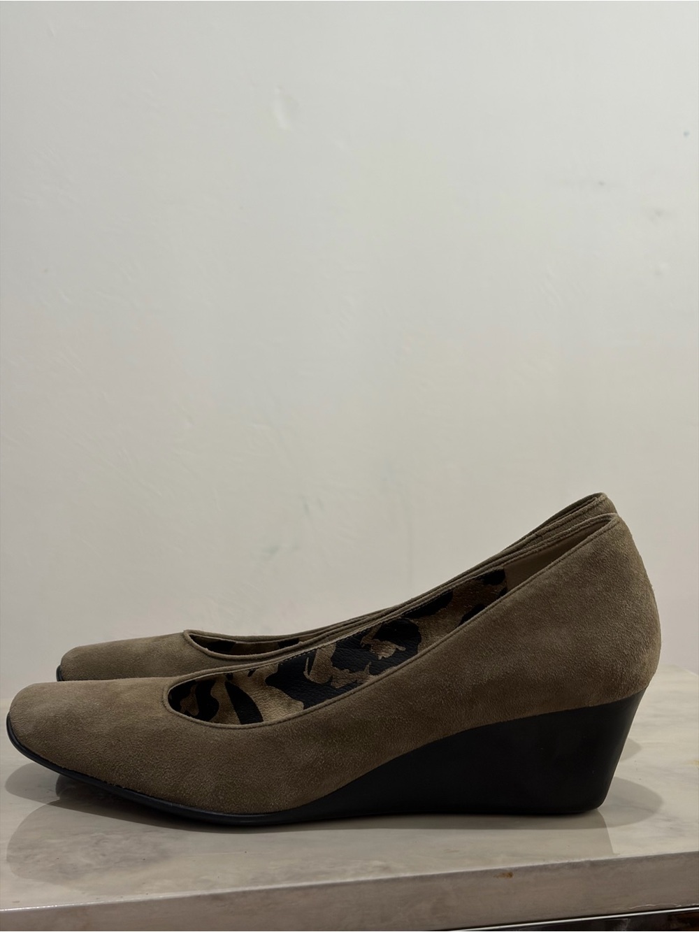Caressa Quaye Women’s Taupe Suede Wedge Pumps women’s size 8
